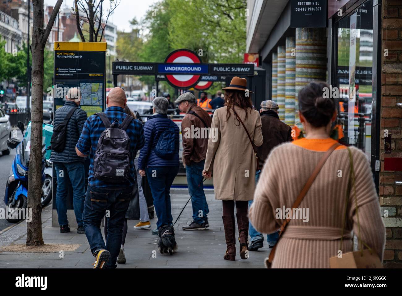 Londres, avril 2022 : Notting Hill Gate High Street et station de métro à West London Banque D'Images