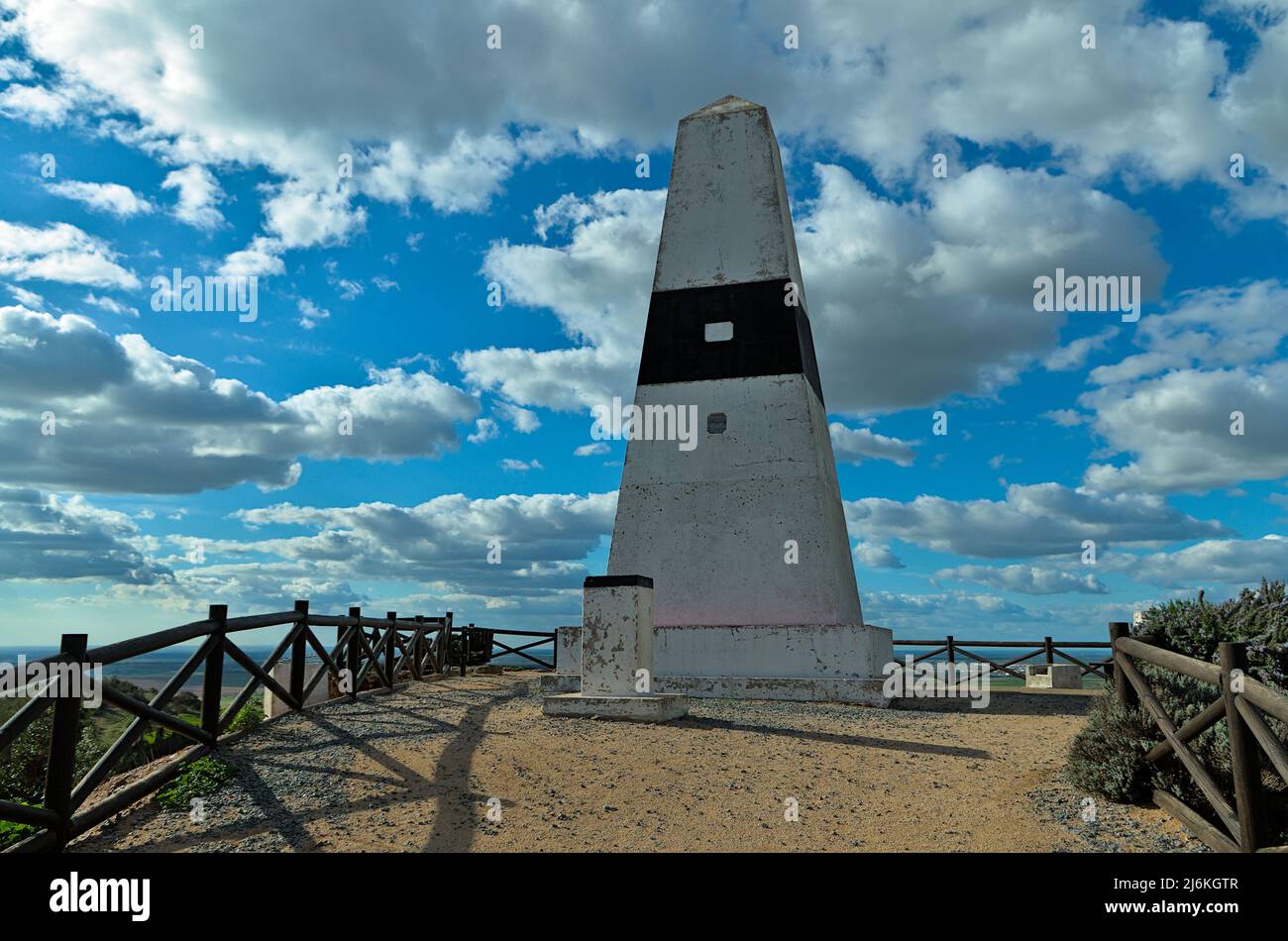 Marqueur géodésique dans le château d'Aljustement. Alentejo, Portugal Banque D'Images