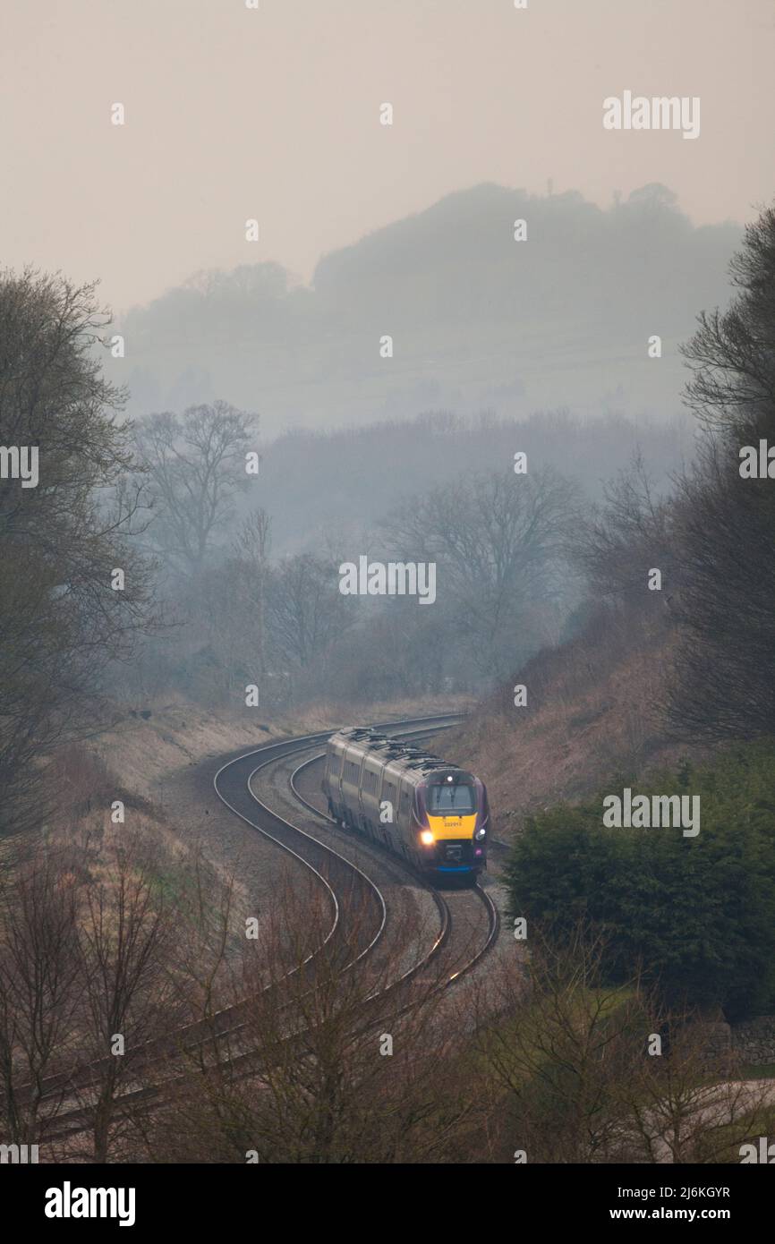 East Midlands Railway classe 222 diesel méridien train sur la ligne principale de Midland dans le Derbyshire Banque D'Images