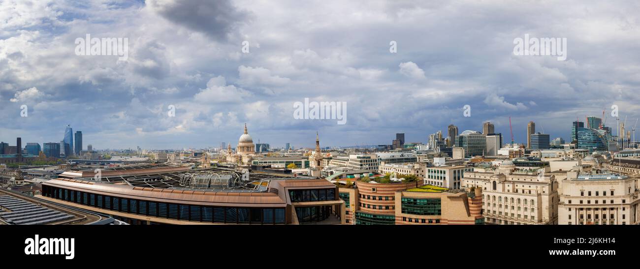 Vue panoramique sur la ville et le centre de Londres en direction de l'ouest vers la cathédrale St Paul et Westminster depuis le quartier financier, Londres EC4 Banque D'Images