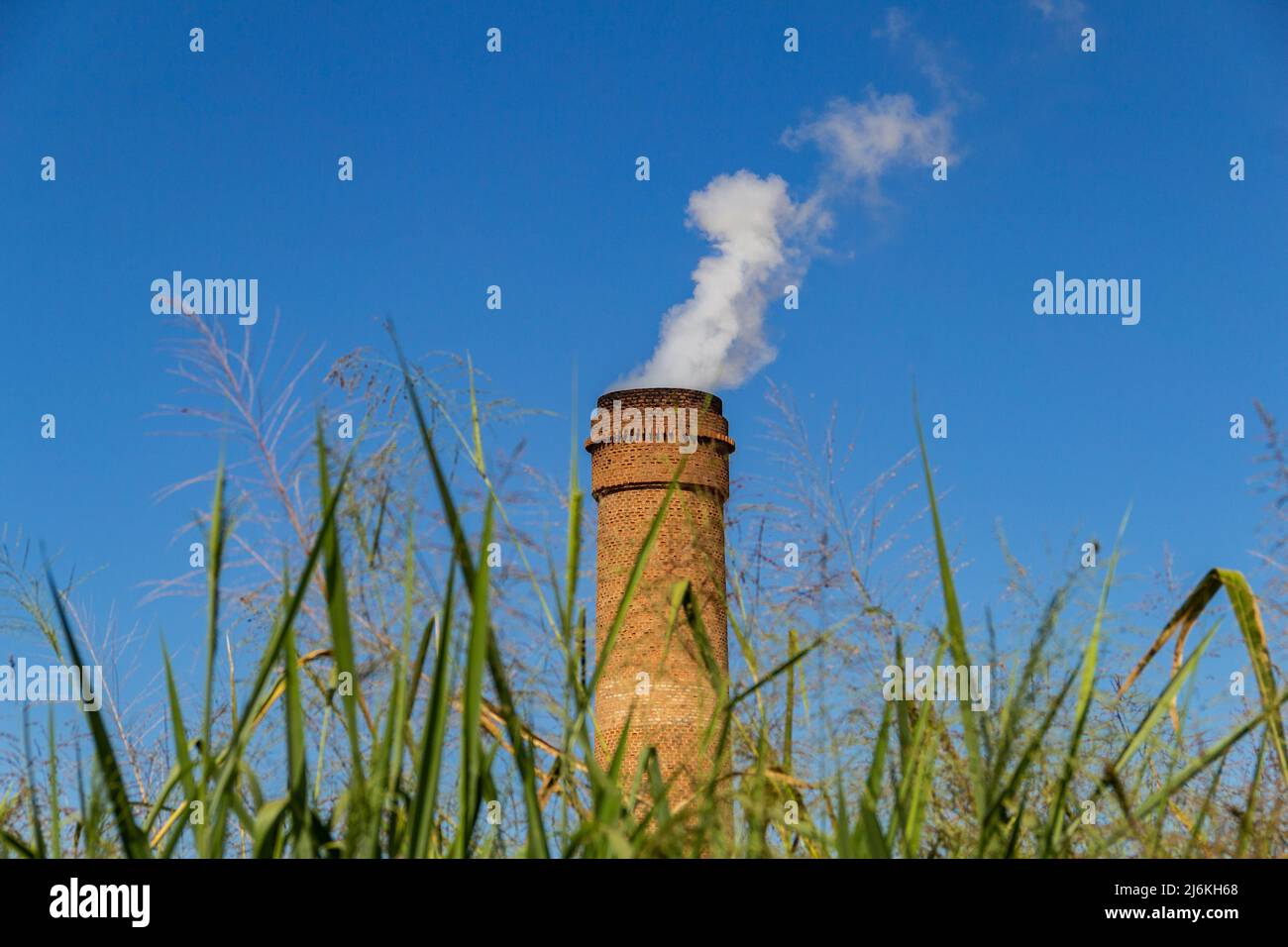 Goias, Brésil – 01 mai 2022 : cheminées industrielles émettant de la fumée blanche dense. Ventilateur d'extraction industriel émettant de la fumée avec ciel bleu. Banque D'Images