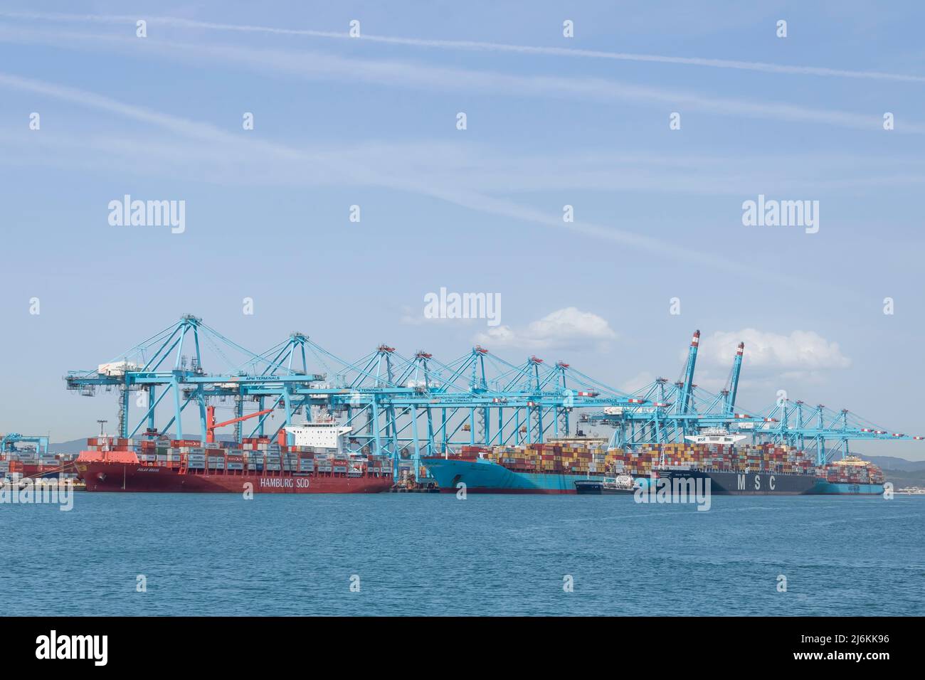 ALGECIRAS, ESPAGNE; MAI/01/2022; navires à conteneurs amarrés aux quais de Maersk dans le port d'Algeciras Banque D'Images