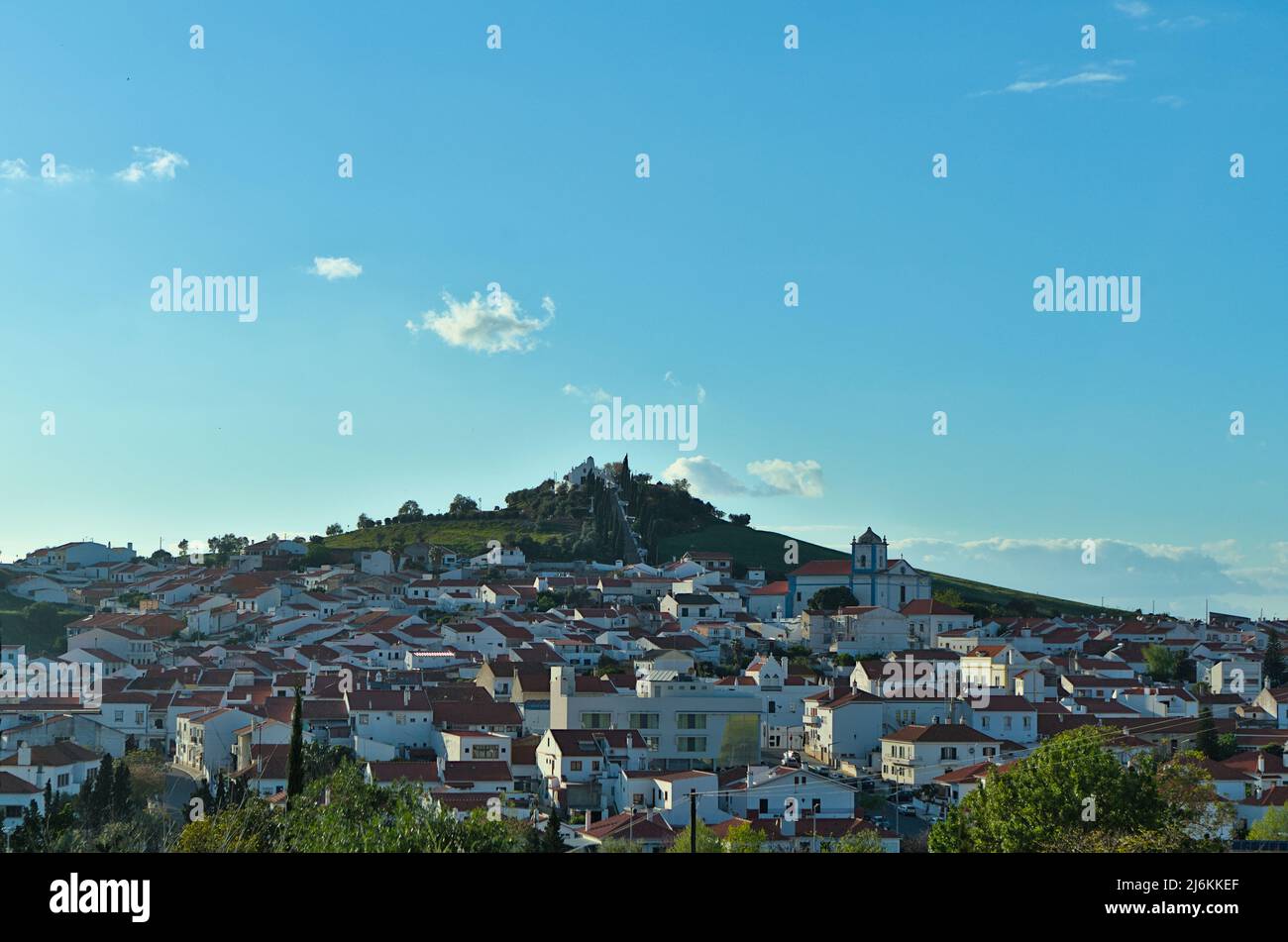 Aljustitrel vu du moulin à vent de Maralahas en haut de la colline. Aljustitrel, Alentejo, Portugal Banque D'Images