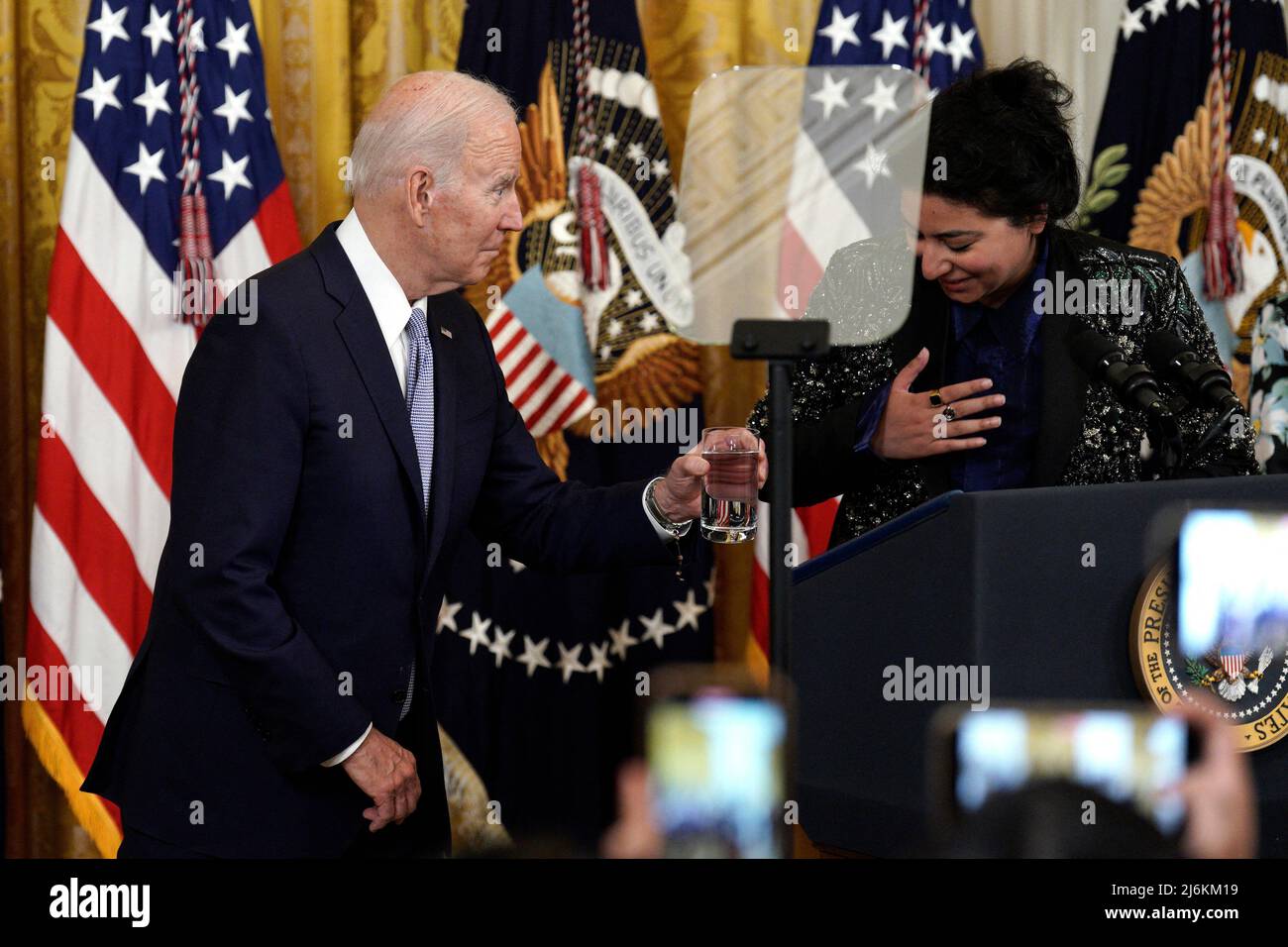 Le président américain Joe Biden offre un verre d'eau à Arooj Aftab, chanteur et compositeur pakistanais, lors d'une réception pour célébrer Eid al-Fitr dans la salle East de la Maison Blanche à Washington le 2 mai 2022. Photo de Yuri Gripas/ABACAPRESS.COM Banque D'Images