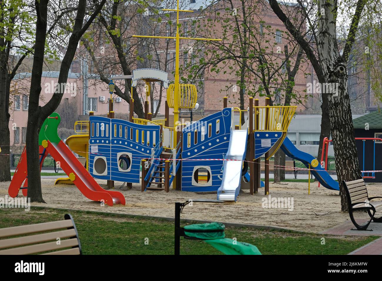 Aire de jeux vide dans le parc de la ville. Aire de jeux en forme de navire, avec toboggans et escaliers. Aire de jeux lumineuse pour les enfants dans le centre-ville. Banque D'Images