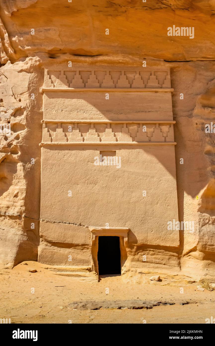 Tombe coupée en roche à Mada'in Saleh, Hegra, Arabie Saoudite, site classé au patrimoine mondial de l'UNESCO Banque D'Images