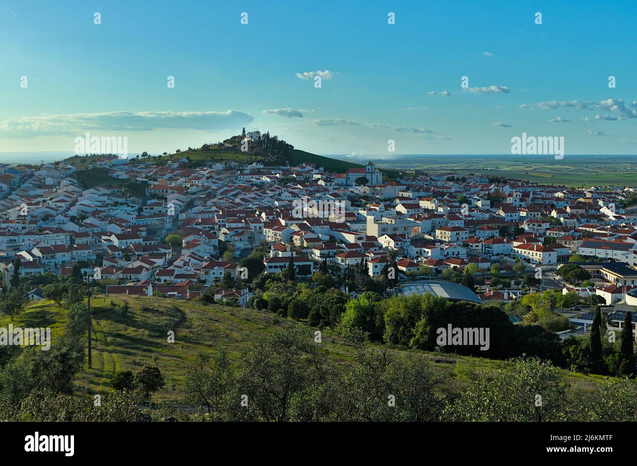 Aljustitrel vu du moulin à vent de Maralahas en haut de la colline. Aljustitrel, Alentejo, Portugal Banque D'Images