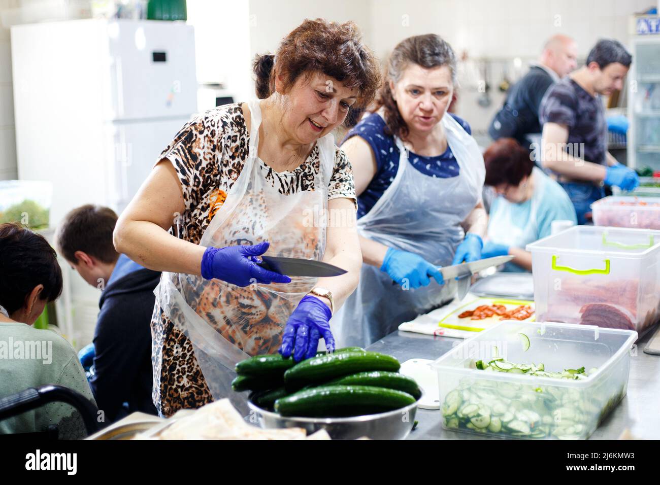 Non exclusif: UZHHOROD, UKRAINE - 02 MAI 2022 - les volontaires du Bataillon gastronomique de Zakarpattia préparent des repas gratuits pour environ 2 500 personnes par jour, Banque D'Images