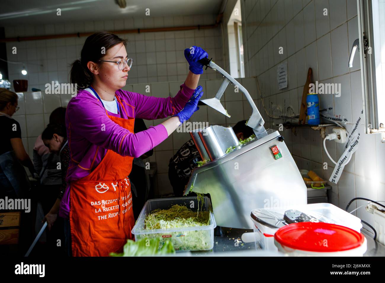 Non exclusif: UZHHOROD, UKRAINE - 02 MAI 2022 - les volontaires du Bataillon gastronomique de Zakarpattia préparent des repas gratuits pour environ 2 500 personnes par jour, Banque D'Images