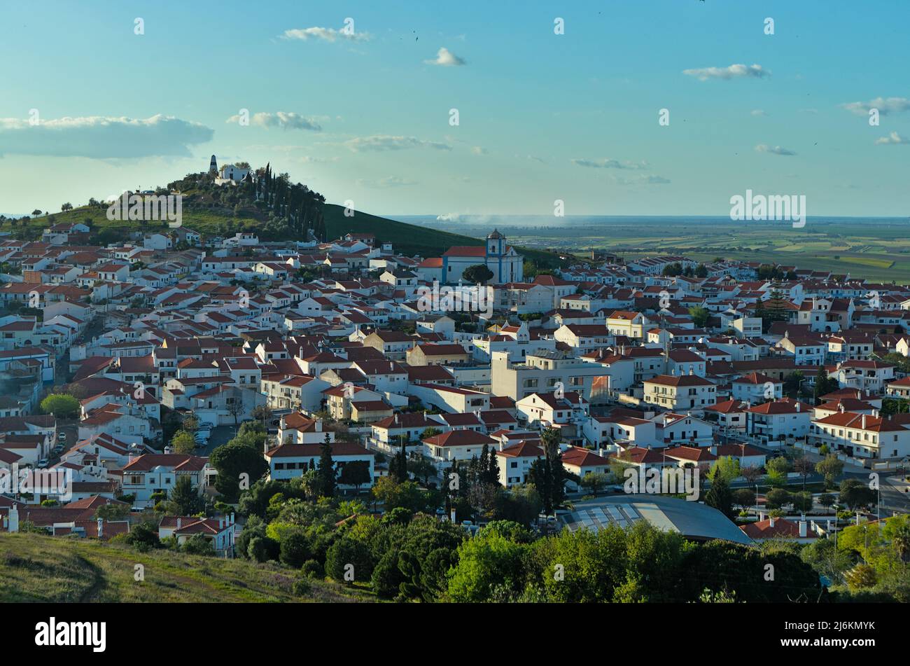 Aljustitrel vu du moulin à vent de Maralahas en haut de la colline. Aljustitrel, Alentejo, Portugal Banque D'Images