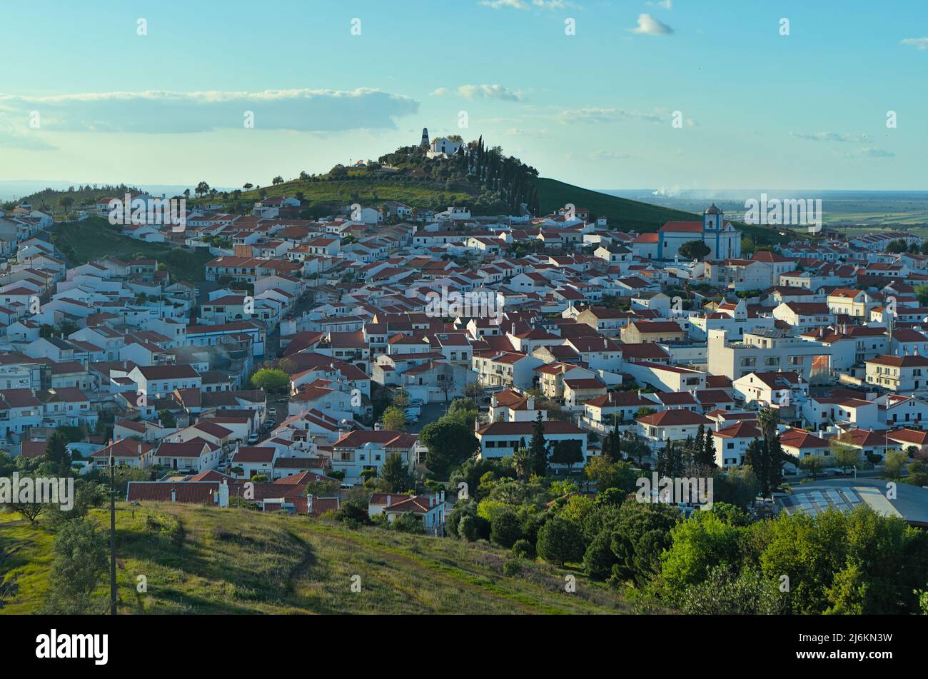 Aljustitrel vu du moulin à vent de Maralahas en haut de la colline. Aljustitrel, Alentejo, Portugal Banque D'Images
