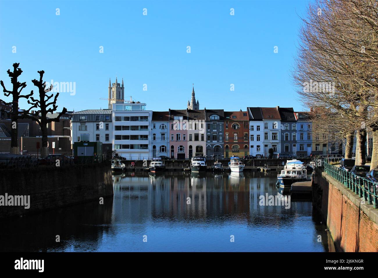 Maisons et horizon du canal de Gand par temps ensoleillé (Flandre, Belgique) Banque D'Images