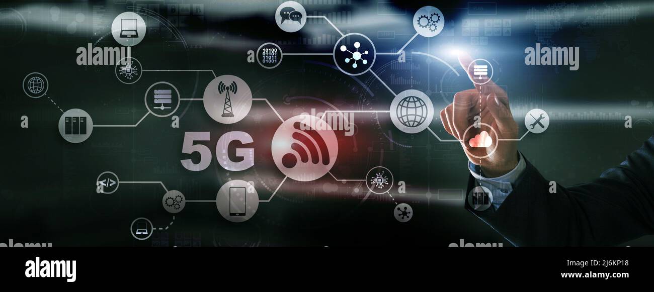 5G concept de réseau Internet sans fil. Homme touchant l'icône 3D 5G Banque D'Images
