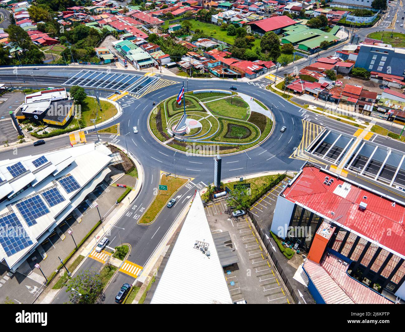 Belle image cinématographique aérienne du nouveau rond-point du drapeau au Costa Rica, Rotonda de la bandera, un San José Banque D'Images