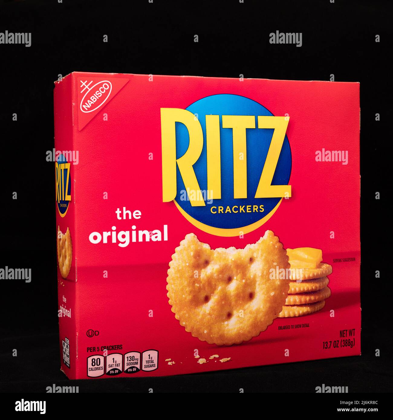 Une boîte rouge vif des craquelins Ritz originaux de Nabisco, isolée sur fond noir Banque D'Images