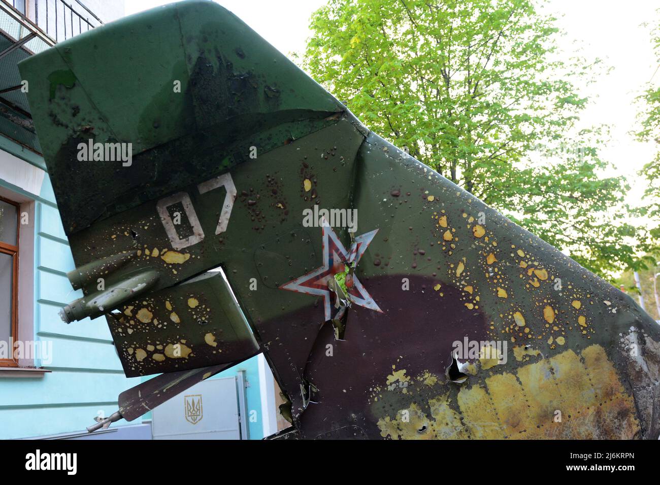 Fragment de queue d'un avion militaire russe SU-25, détruit par l'armée ukrainienne dans la région de Kiev. La Russie a envahi l'Ukraine le 24 février 2022, déclenchant la plus grande attaque militaire en Europe depuis la Seconde Guerre mondiale (Photo par Aleksandr Gusev / SOPA Images/Sipa USA) Banque D'Images