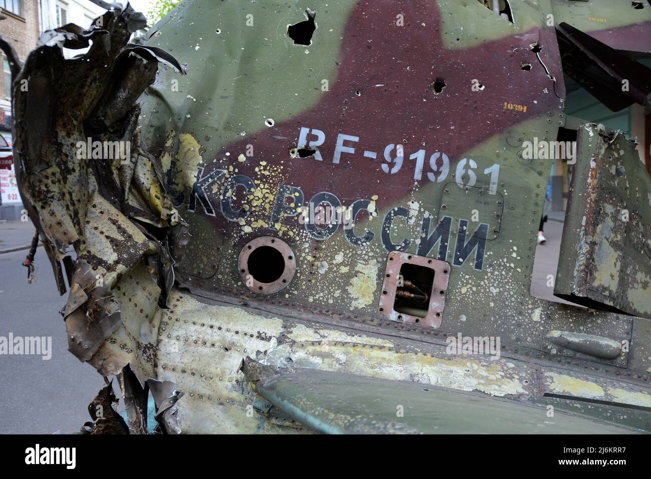 Fragment de queue d'un avion militaire russe SU-25, détruit par l'armée ukrainienne dans la région de Kiev. La Russie a envahi l'Ukraine le 24 février 2022, déclenchant la plus grande attaque militaire en Europe depuis la Seconde Guerre mondiale (Photo par Aleksandr Gusev / SOPA Images/Sipa USA) Banque D'Images