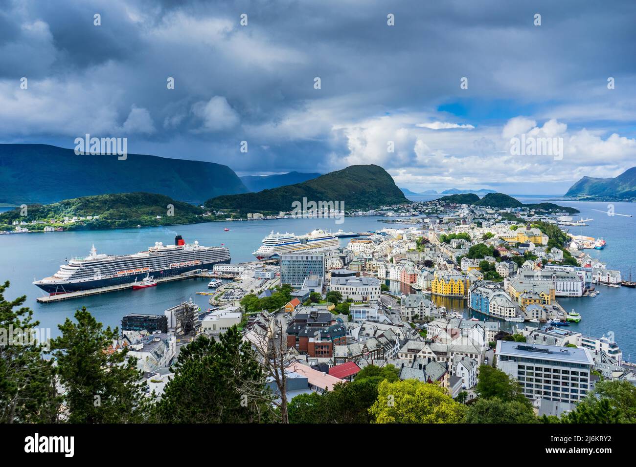 Vue sur Alesund, Norvège, depuis le mont Aksla avec les navires de croisière Cunard Queen Victoria et AIDA AIDAsol dans le port Banque D'Images