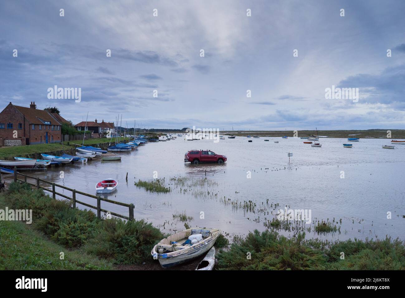 Voiture échouée dans le parking à marée haute, Burnham Overy Staithe, Norfolk, Angleterre Banque D'Images