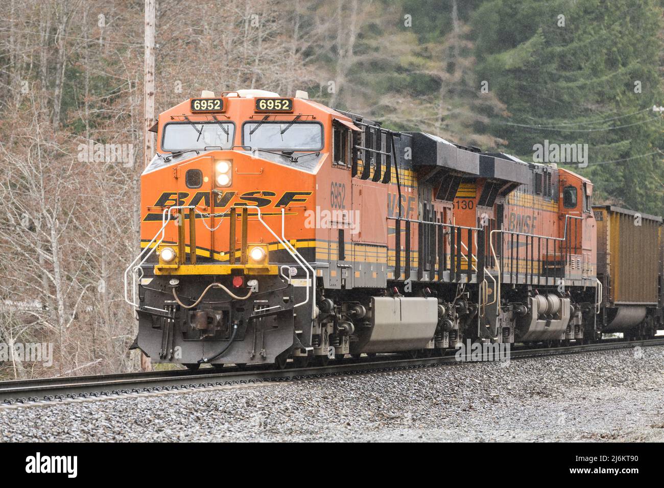 Skykomish, WA, États-Unis - 26 avril 2022 ; train à charbon vide BNSF traversant les Cascade Mountains Banque D'Images