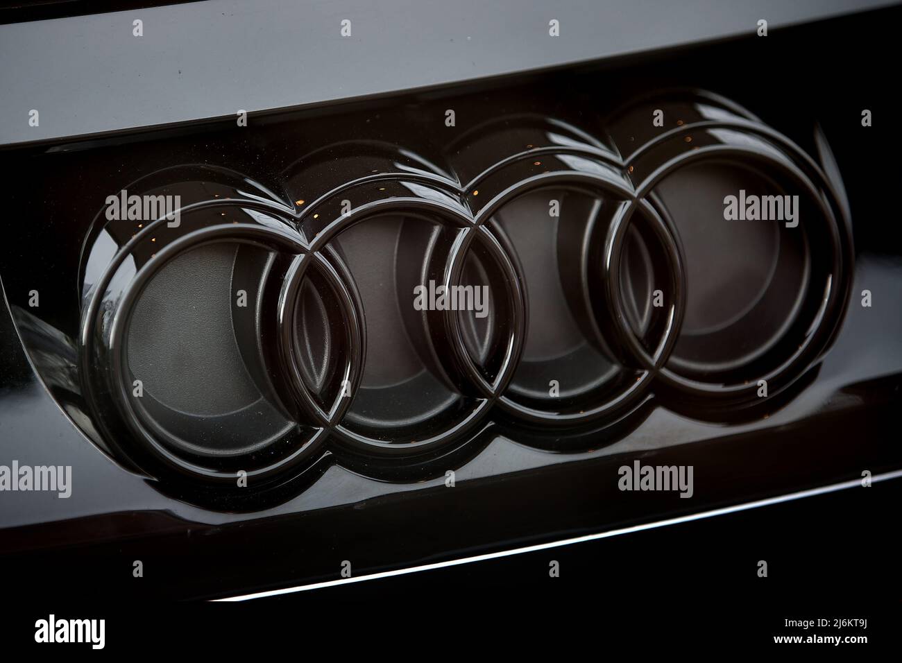 Logo d'Audi vu sur une nouvelle voiture e-tron GT Audi. Banque D'Images