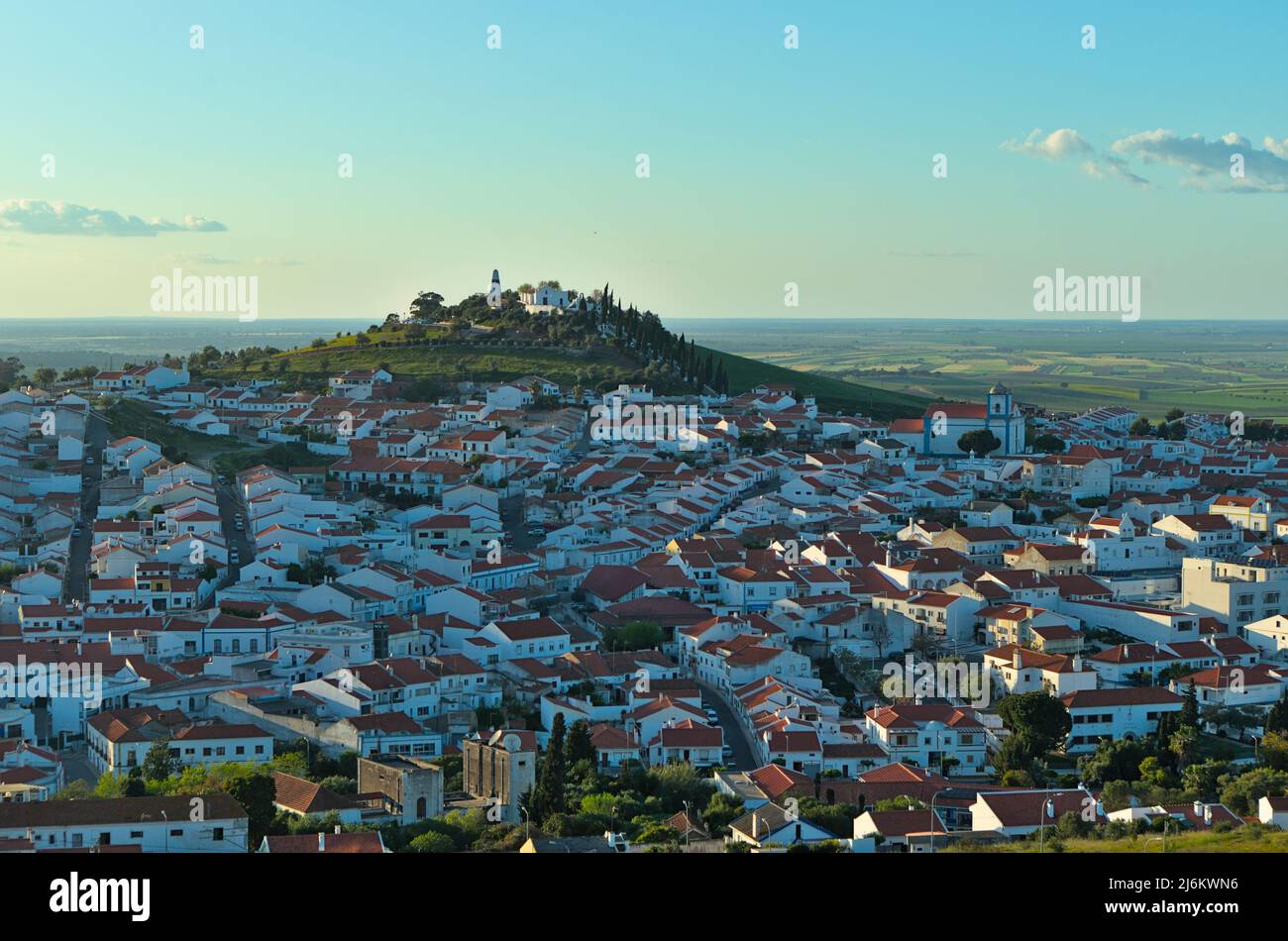 Aljustitrel vu du moulin à vent de Maralahas en haut de la colline. Aljustitrel, Alentejo, Portugal Banque D'Images