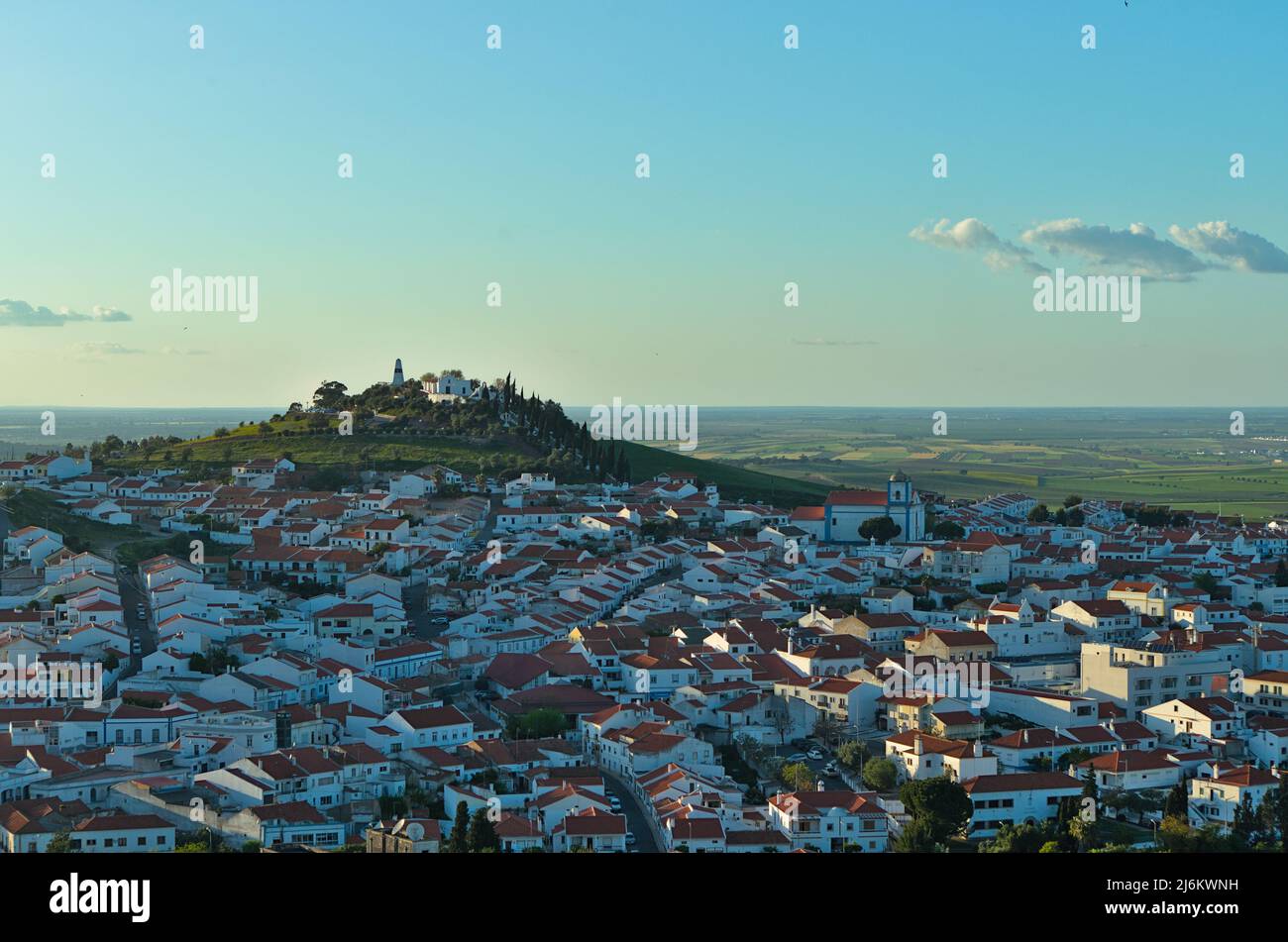 Aljustitrel vu du moulin à vent de Maralahas en haut de la colline. Aljustitrel, Alentejo, Portugal Banque D'Images