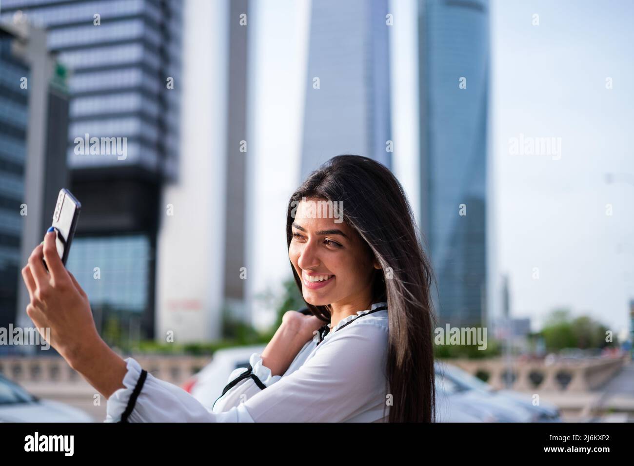 une jeune femme d'affaires prend un selfie dans le secteur des affaires Banque D'Images