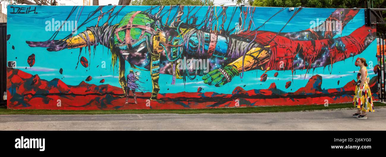 Woman regarde l'art mural à Wynwood Walls, Wynwood, Miami, Floride, États-Unis Banque D'Images