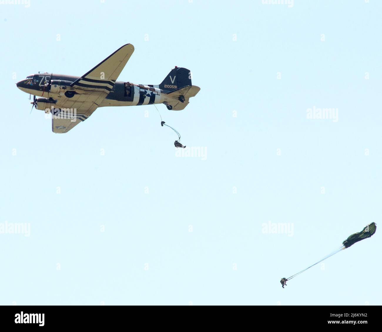 Les réacteurs du parachutisme de la Seconde Guerre mondiale sautent de Tico Belle, un Skytrain C-47, le 27 avril 2022, au-dessus du Musée national de l'US Air Force à la base aérienne Wright-Patterson, Ohio. L'avion, ancien combattant de l'invasion du jour J, a ensuite atterri sur la piste derrière le musée et a été exposé jusqu'à son départ le lendemain. (É.-U. Photo de la Force aérienne par R.J. Oriez) Banque D'Images