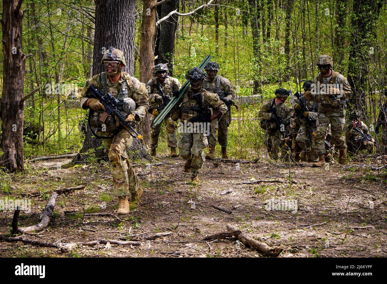 Des sapeurs du 326th Brigade Engineer Battalion 'Sapper Eagles', 1st Brigade combat Team, 101st Airborne Division soufflent à travers le fil de concertina pendant l'opération létale Eagle 2, fort Campbell, Ky. Les Sappers ont appuyé le 1st Bataillon, 506th Infantry Regiment 'Red Currahee', 1st Brigade combat Team, qui a mené des exercices de tir en direct de peloton pendant la densité d'entraînement de la division connue sous le nom d'opération Aigle mortel 2. Banque D'Images