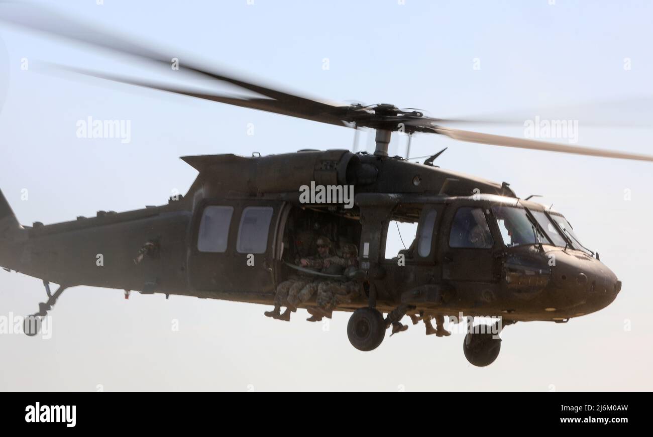 Les parachutistes de l'armée américaine participent à un saut en vol des hélicoptères UH-60 Black Hawk dans la zone de dépôt de Sicile à fort Bragg, en Caroline du Nord, le 28 avril 2022. De nombreux parachutistes participant au saut font partie du corps du juge-avocat général (JAG) et se réunissent chaque année pour célébrer la Journée du droit, une journée nationale réservée à la célébration de l’état de droit. (É.-U. Photo de l'armée par PFC. Lilliana Fraser) Banque D'Images