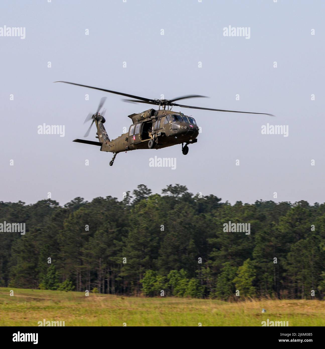 Les parachutistes de l'armée américaine participent à un saut en vol des hélicoptères UH-60 Black Hawk dans la zone de dépôt de Sicile à fort Bragg, en Caroline du Nord, le 28 avril 2022. De nombreux parachutistes participant au saut font partie du corps du juge-avocat général (JAG) et se réunissent chaque année pour célébrer la Journée du droit, une journée nationale réservée à la célébration de l’état de droit. (É.-U. Photo de l'armée par PFC. Lilliana Fraser) Banque D'Images