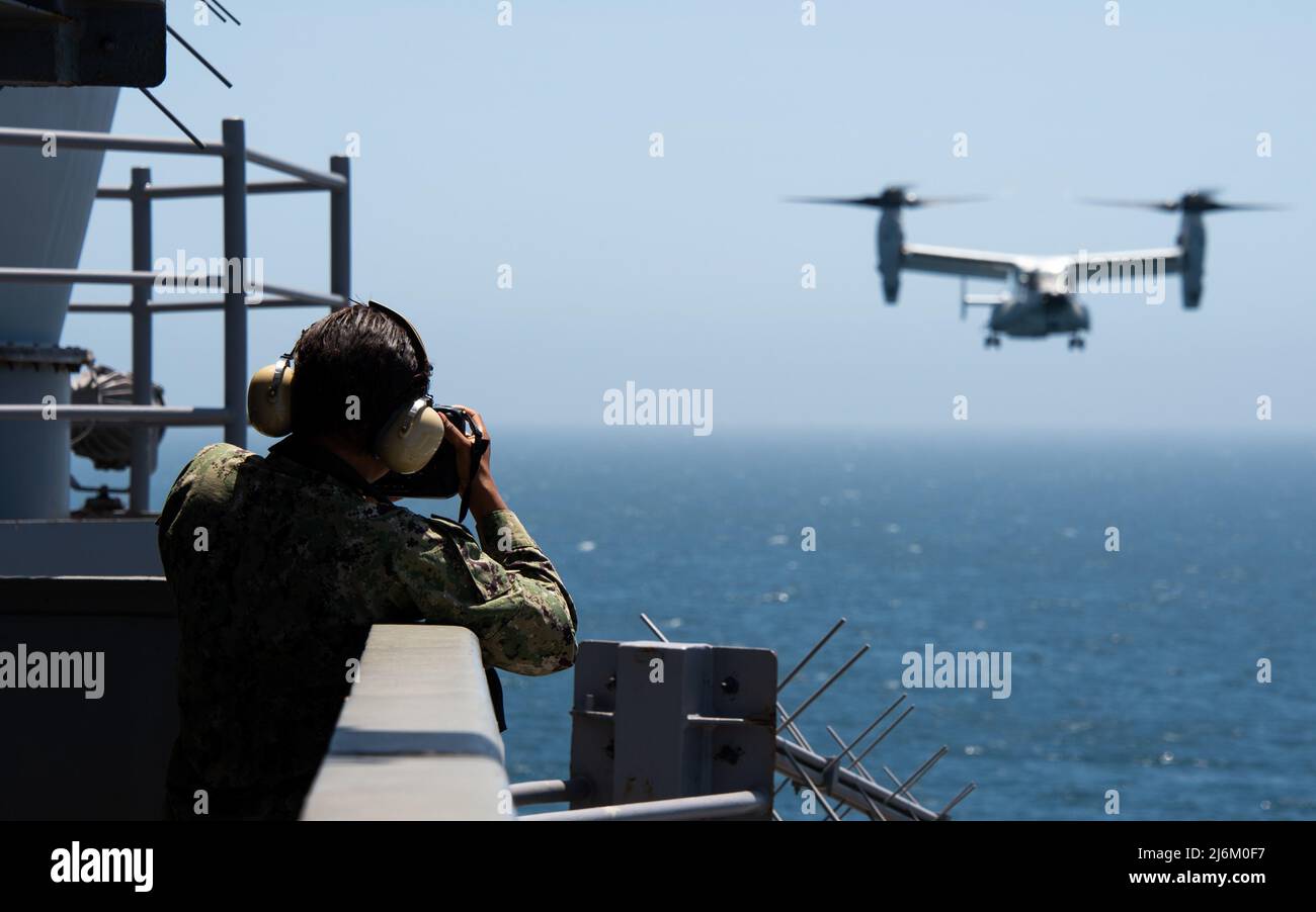 220424-N-MD61-1290 OCÉAN PACIFIQUE (AVRIL 24, 2022) – le Matelot de 1re classe Analice Baker, originaire de Sierra Vista, en Arizona, photographie un CMV-22B Osprey, affecté aux « Titans » du Fleet Logistic Multi-Mission Squadron (VRM) 30, à bord du porte-avions de classe Nimitz USS Carl Vinson (CVN 70), avril 24. Vinson mène actuellement des opérations maritimes de routine dans l'océan Pacifique. (É.-U. Photo de la marine par le spécialiste des communications de masse 3rd classe Jeff D. Kempton) Banque D'Images