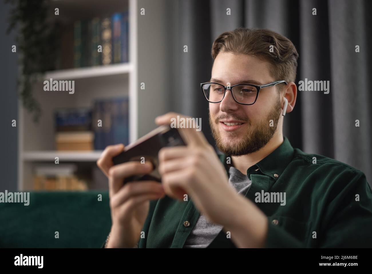 Homme jouant à des jeux sur smartphone Banque D'Images