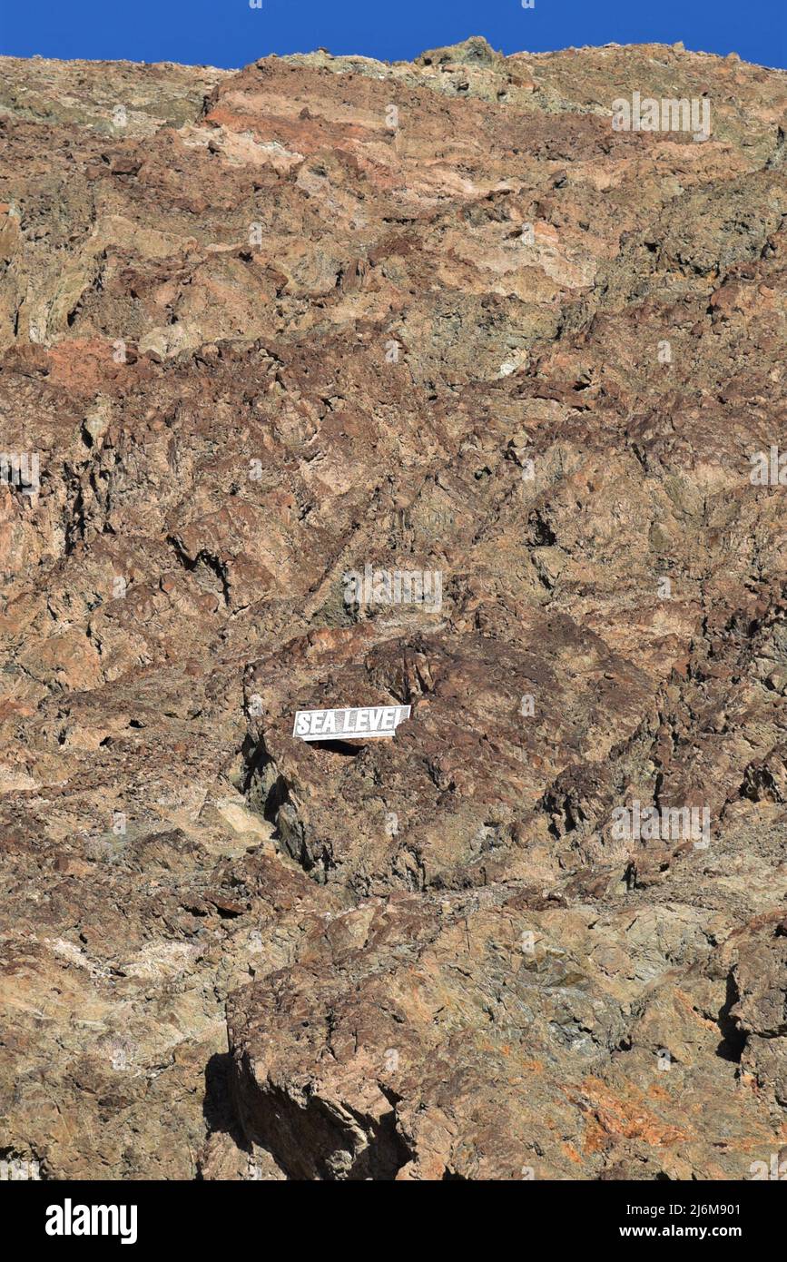 Vue sur le bassin de Badwater au parc national de la Vallée de la mort en Californie et a la plus basse altitude dans l'hémisphère occidental à 282 pieds sous le niveau de la mer Banque D'Images