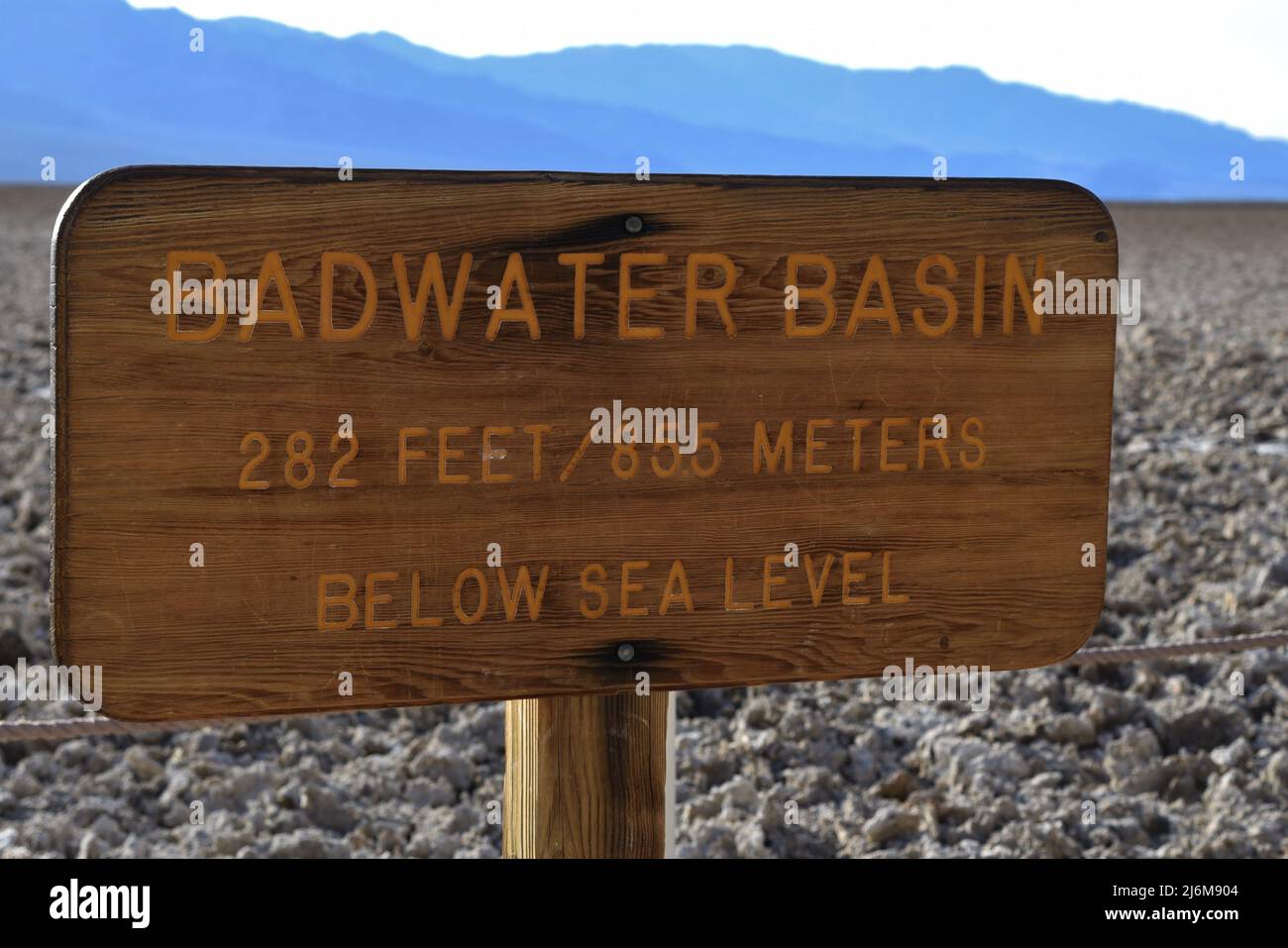 Vue sur le bassin de Badwater au parc national de la Vallée de la mort en Californie et a la plus basse altitude dans l'hémisphère occidental à 282 pieds sous le niveau de la mer Banque D'Images