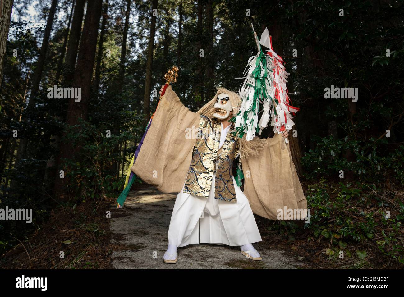 Fujisaki-san, un maître de Kagura le shinto spectacle rituel racontant les feux des dieux. Porter le masque blanc pour jouer la danse du Tajikar Banque D'Images
