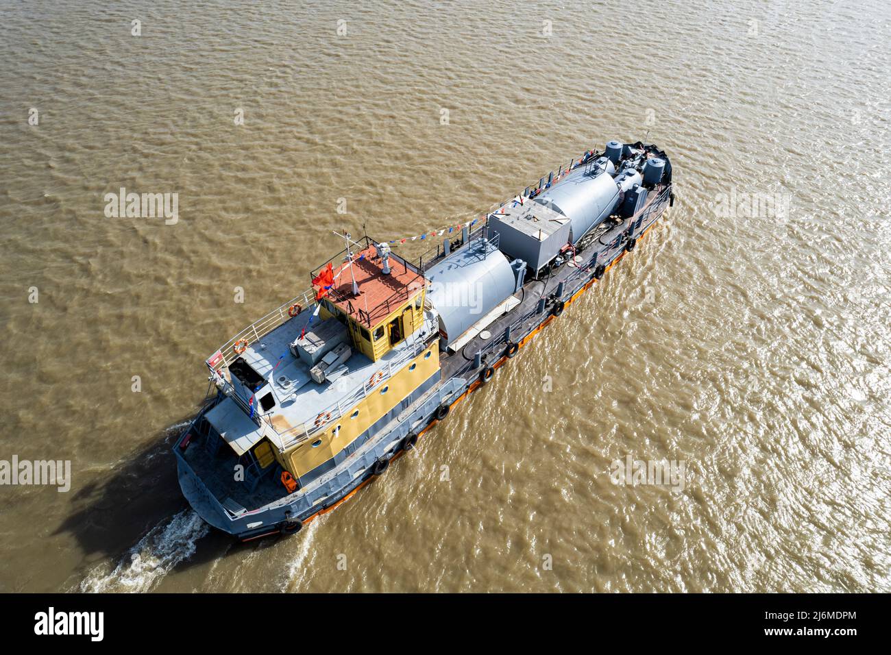 Une barge flotte sur la rivière. Transport de marchandises. Banque D'Images