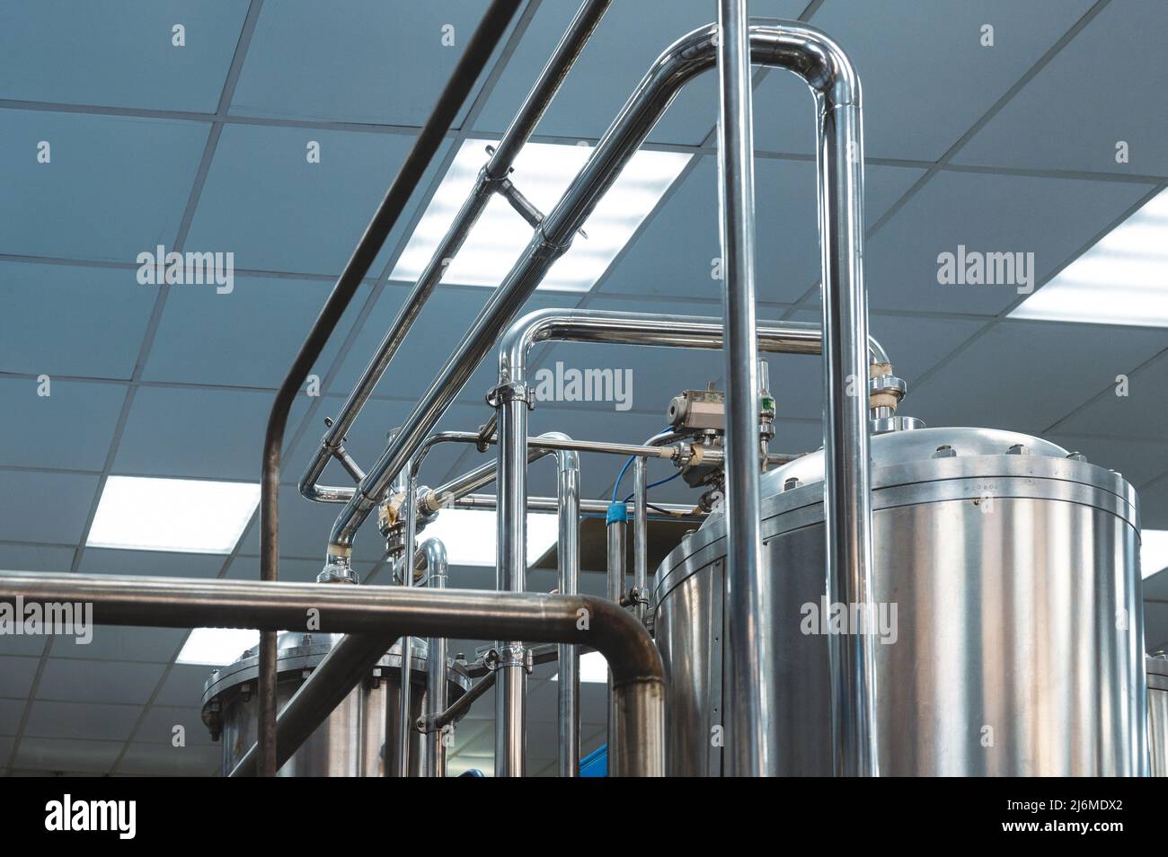 Réservoir en métal avec compteur et écran avec canalisations compliquées Banque D'Images