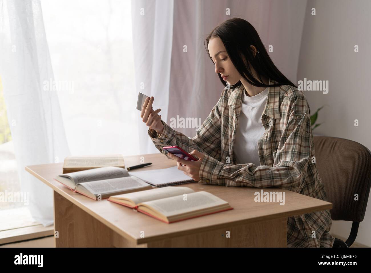 concept de système de paiement sans espèces, jeune fille d'étudiant caucasien shopping en ligne en utilisant la carte de crédit et smartphone, paiements en ligne Banque D'Images