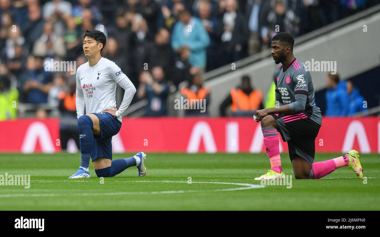 01 Mai 2022 - Tottenham Hotspur v Leicester City - Premier League - Tottenham Hotspur Stadium Heung-min son et Kelehi Iheanacho Prenez le genou avant le match de la Premier League au Tottenham Hotspur Stadium Picture Credit : © Mark pain / Alamy Live News Banque D'Images