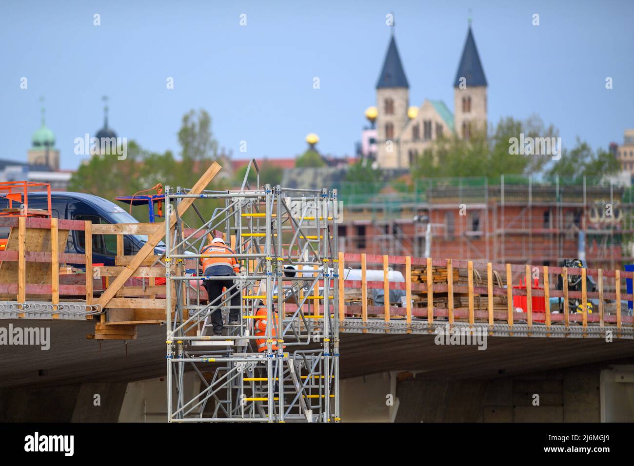 03 mai 2022, Saxe-Anhalt, Magdebourg : les travailleurs se tiennent sur un échafaudage sur le site de construction du « train à pont électrique de remplacement ». La direction régionale de l'Agence fédérale pour l'emploi fournira ce matin des informations sur la situation du marché du travail en Saxe-Anhalt en avril. Les experts estiment que le chômage a continué de baisser. Les entreprises du printemps et l'assouplissement de la pandémie ont ravivé le marché du travail. Photo: Klaus-Dietmar Gabbert/dpa Banque D'Images