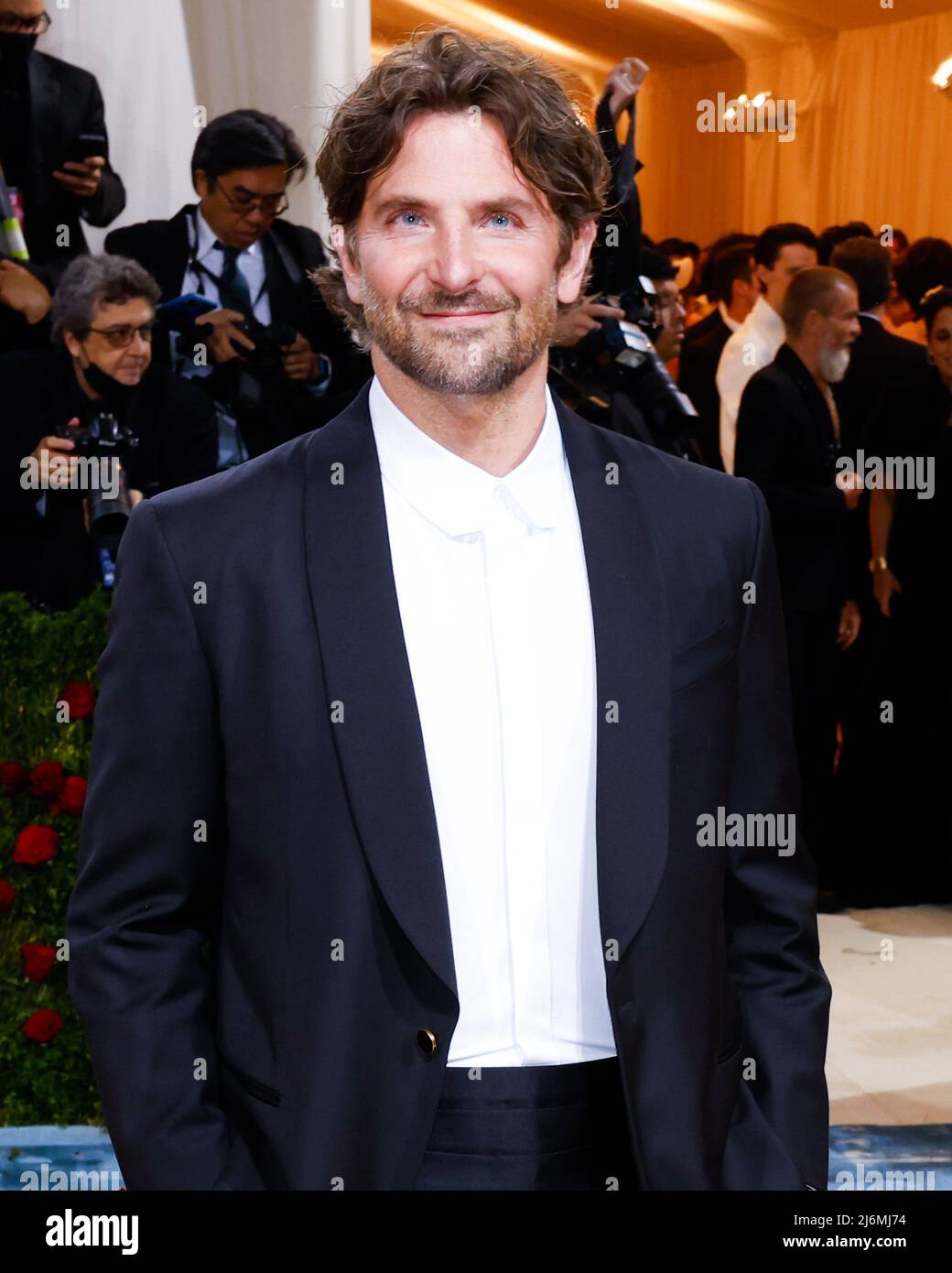 New York, États-Unis. 03rd mai 2022. Bradley Cooper arrive sur le tapis rouge pour le gala met au Metropolitan Museum of Art en célébrant l'ouverture de « in America: An Anthologie of Fashion » à New York le lundi 2 mai 2022. Photo de John Angelillo/UPI crédit: UPI/Alay Live News Banque D'Images