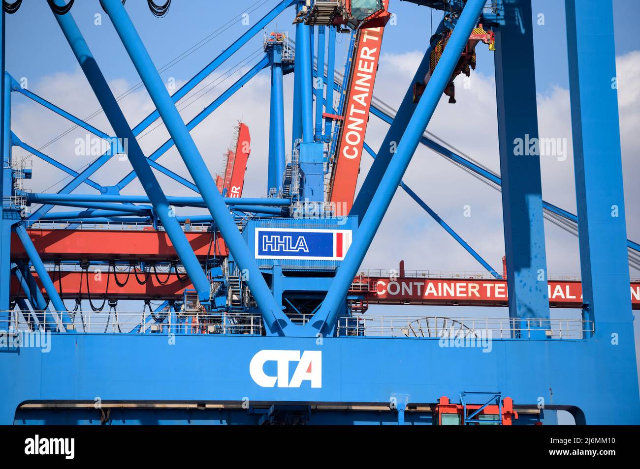 27 avril 2022, Hambourg : grues portiques à conteneurs sur le site du terminal à conteneurs HLA Altenwerder (CTA). Photo: Jonas Walzberg/dpa Banque D'Images