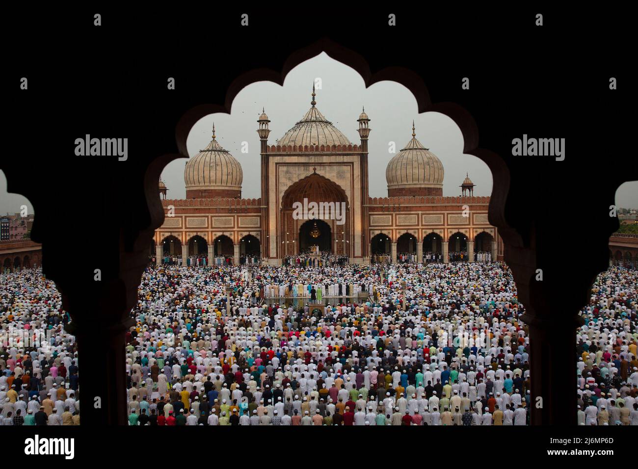 (220503) -- NEW DELHI, 3 mai 2022 (Xinhua) -- les musulmans se réunissent pour offrir des prières d'Eid al-Fitr au Jama Masjid de New Delhi, Inde, 3 mai 2022. EID al-Fitr marque la fin du mois de jeûne du Ramadan. (Xinhua/Dar Javed) Banque D'Images