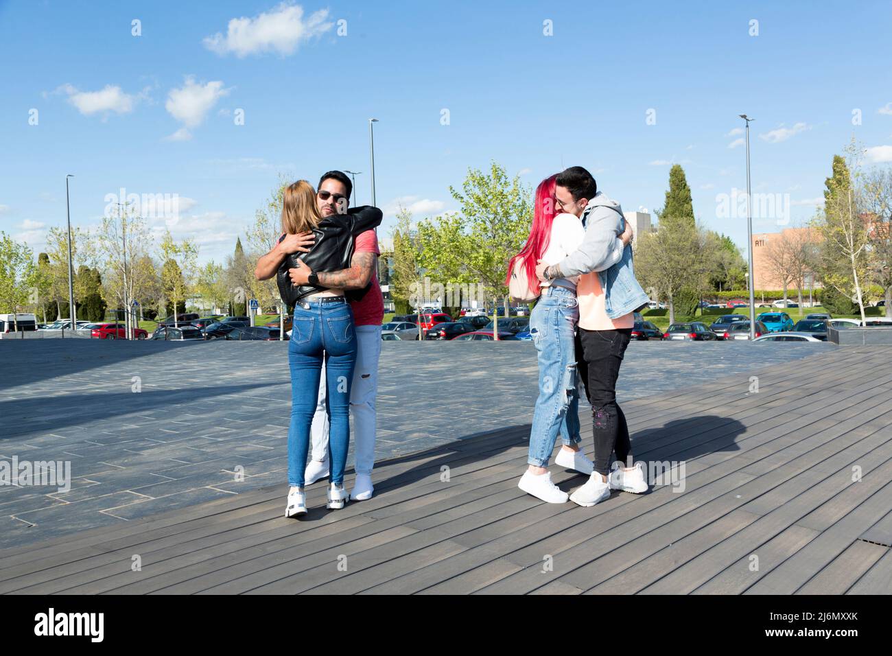 deux couples de jeunes amis qui s'embrasent Banque D'Images