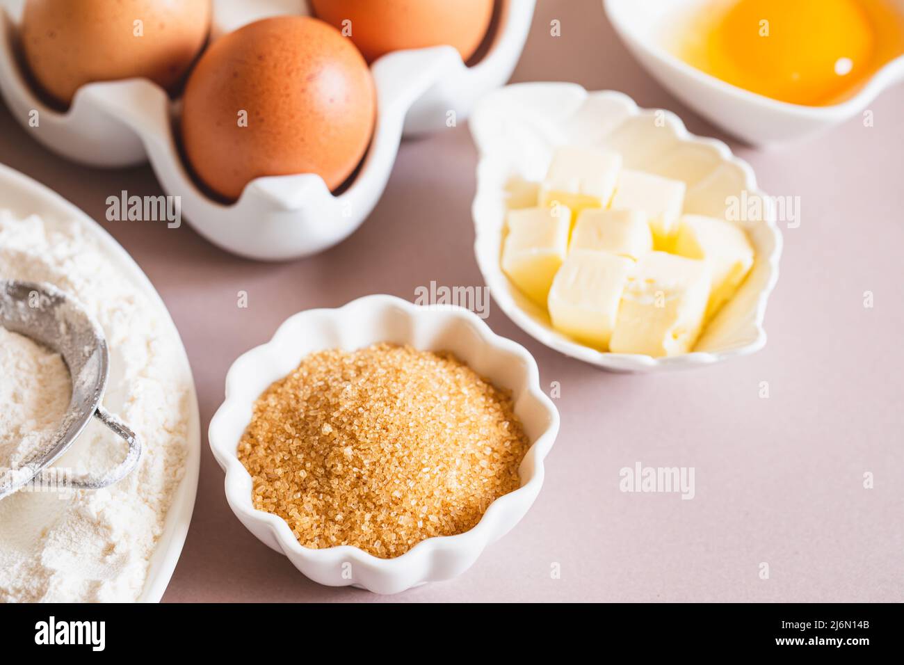 Cadre de cuisson ou de cuisson. Ingrédients, articles de cuisine pour cuire des gâteaux. Ustensiles de cuisine, farine, œufs, cassonade, beurre. Espace texte, haut v Banque D'Images