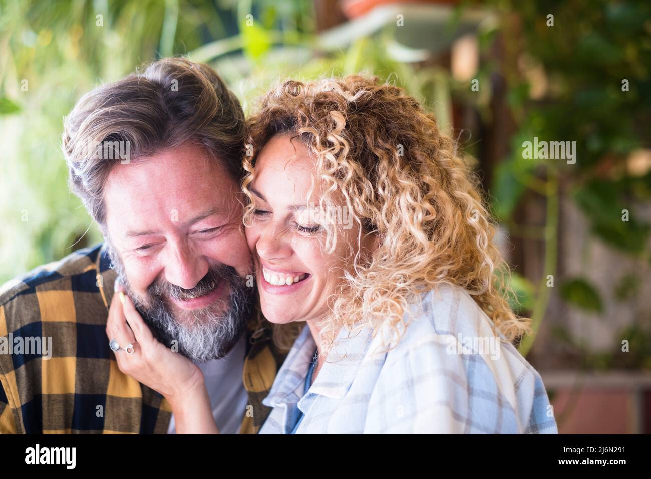 Joyeux et joyeux portrait de couple caucasien d'adulte sourire et profiter de l'amour et de la relation ensemble - homme avec la barbe et femme avec blond long curly Banque D'Images