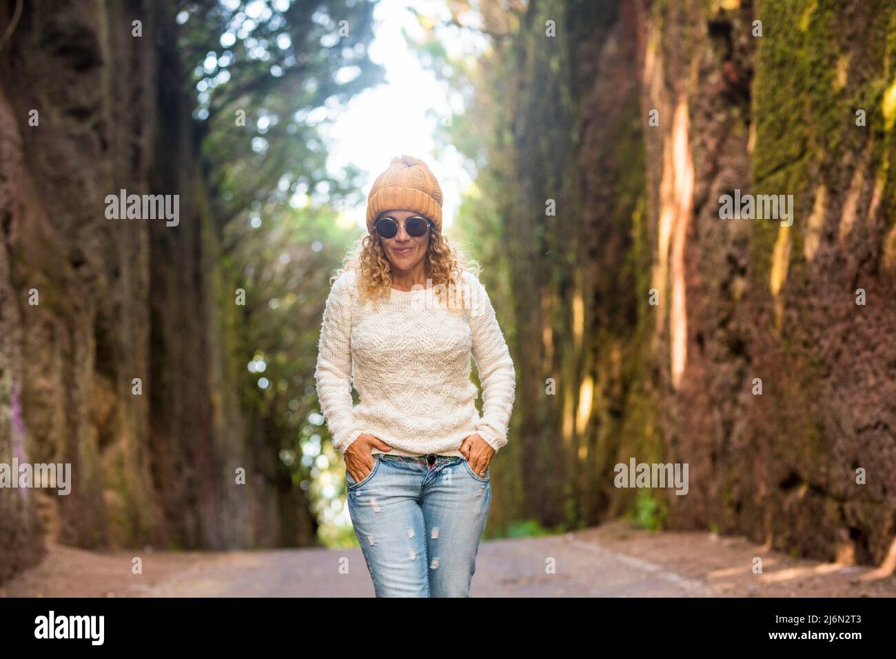 Une femme adulte se salking seul dans le parc naturel activités de loisirs en plein air tourisme - chapeau et lunettes de soleil en automne les gens aiment le temps. Banque D'Images